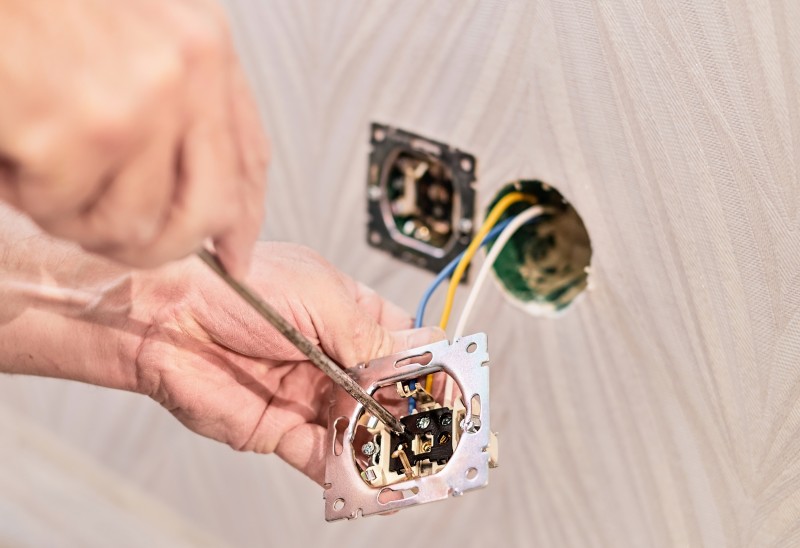 Perigos de Instalações Elétricas Antigas e Sem Manutenção: Como a Falta de Atualização Compromete a Segurança e a Eficiência Energética